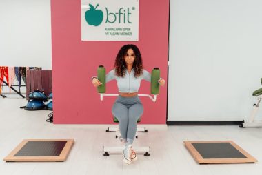 A woman exercising at B-Fit gym in Yalova, Türkiye, focused on fitness and health.